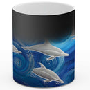 Sonja Ariel von Staden Kunstdruck Tasse / 325 ml (Thermoeffekt) Delfinbild: Delfin-Familie im Wellentanz - Kunstdruck