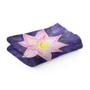 Sonja Ariel von Staden Kunstdruck Decke / 150x100 cm Kraftbild: Leuchtender Lotus lila - Kunstdruck